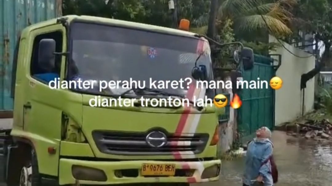 Menembus Banjir, Cara Tak Biasa Berangkat Kerja Cewek Ini Naik Truk Tronton Jadi Sorotan Warganet