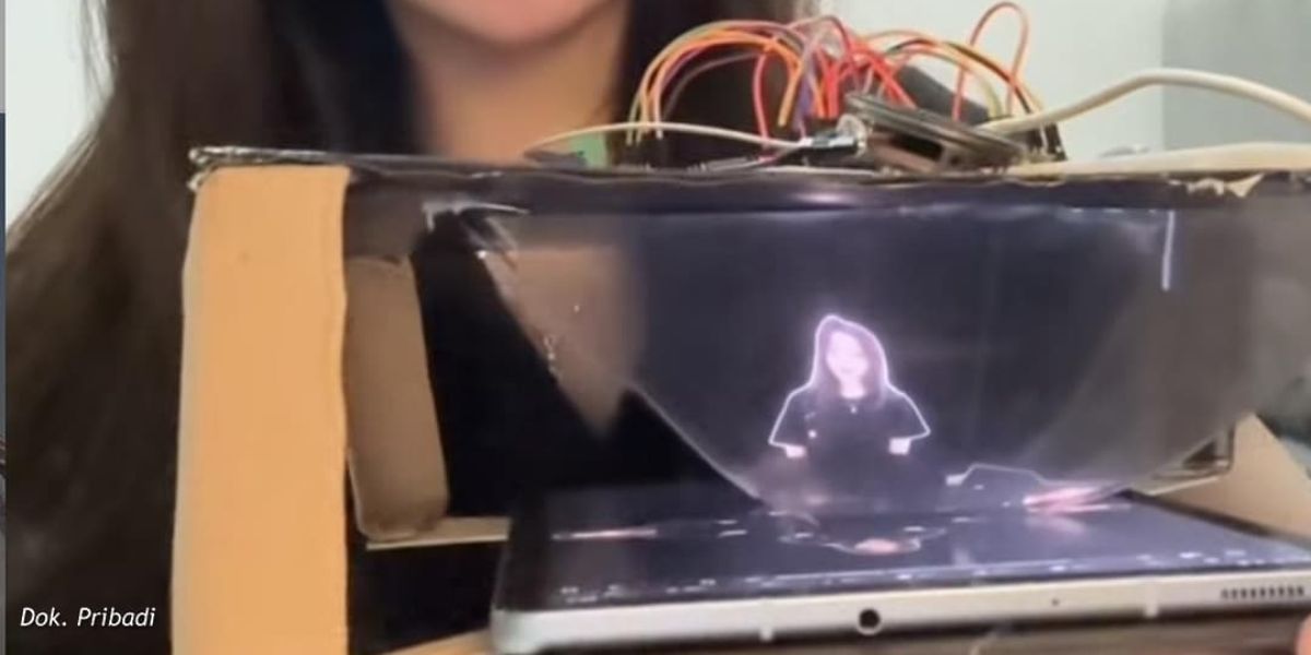 Kikobot, Inovasi Asisten Virtual Berbasis Hologram 3D Hasil Karya Mahasiswa Sistem Informasi SCU