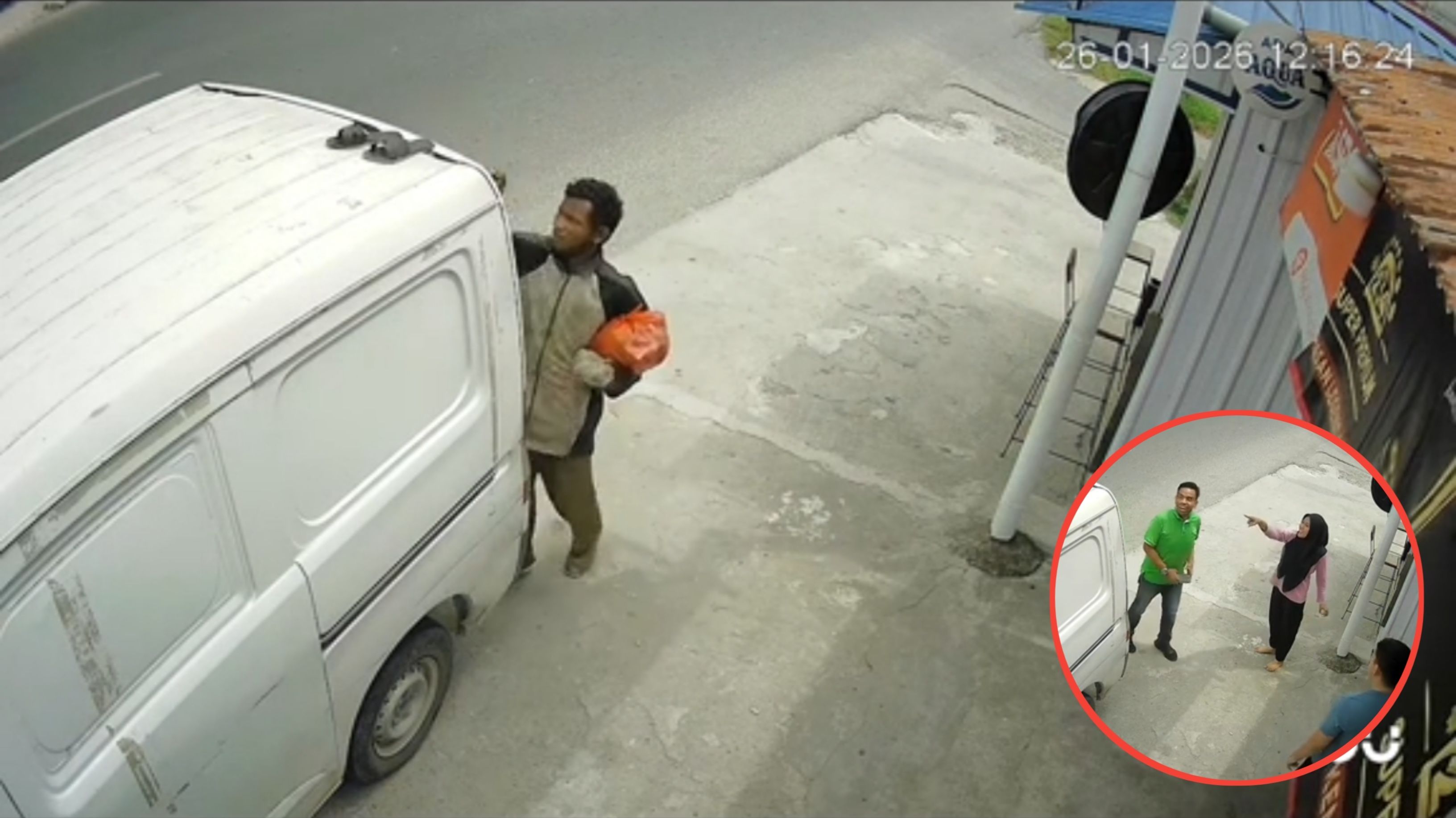 Aksi Tak Terduga, ODGJ Tiba-tiba Sembunyikan Sandal Cewek di Atas Mobil