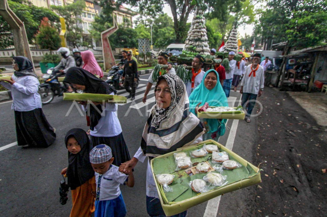 Kirab Gunungan Apem dan Malam Pitulasan, Tradisi Menyambut Ramadan di Malang