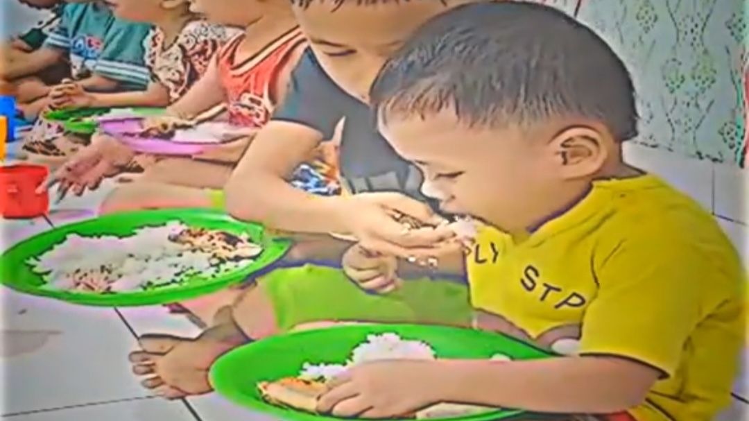 Momen Haru Anak-Anak Panti Saat Makan Bersama, Satu Anak Pindah Tempat Demi Menyuapi yang Paling Kecil