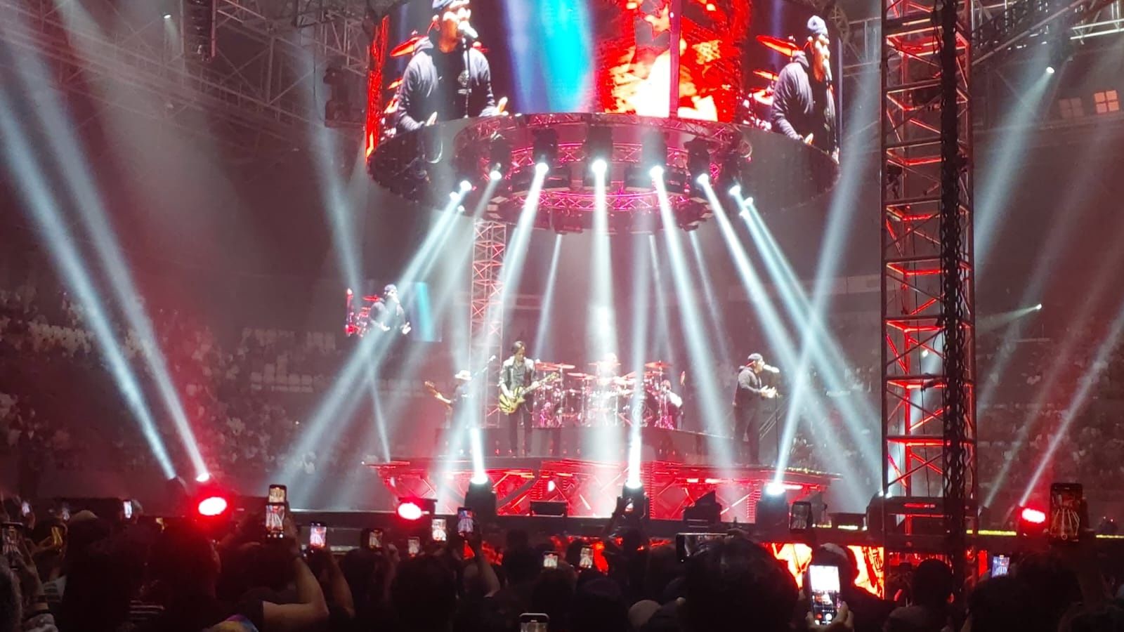 Magis Panggung 360 Derajat, Konser Dua Delapan Padi Reborn Ubah Senayan Jadi Ruang Karaoke Raksasa