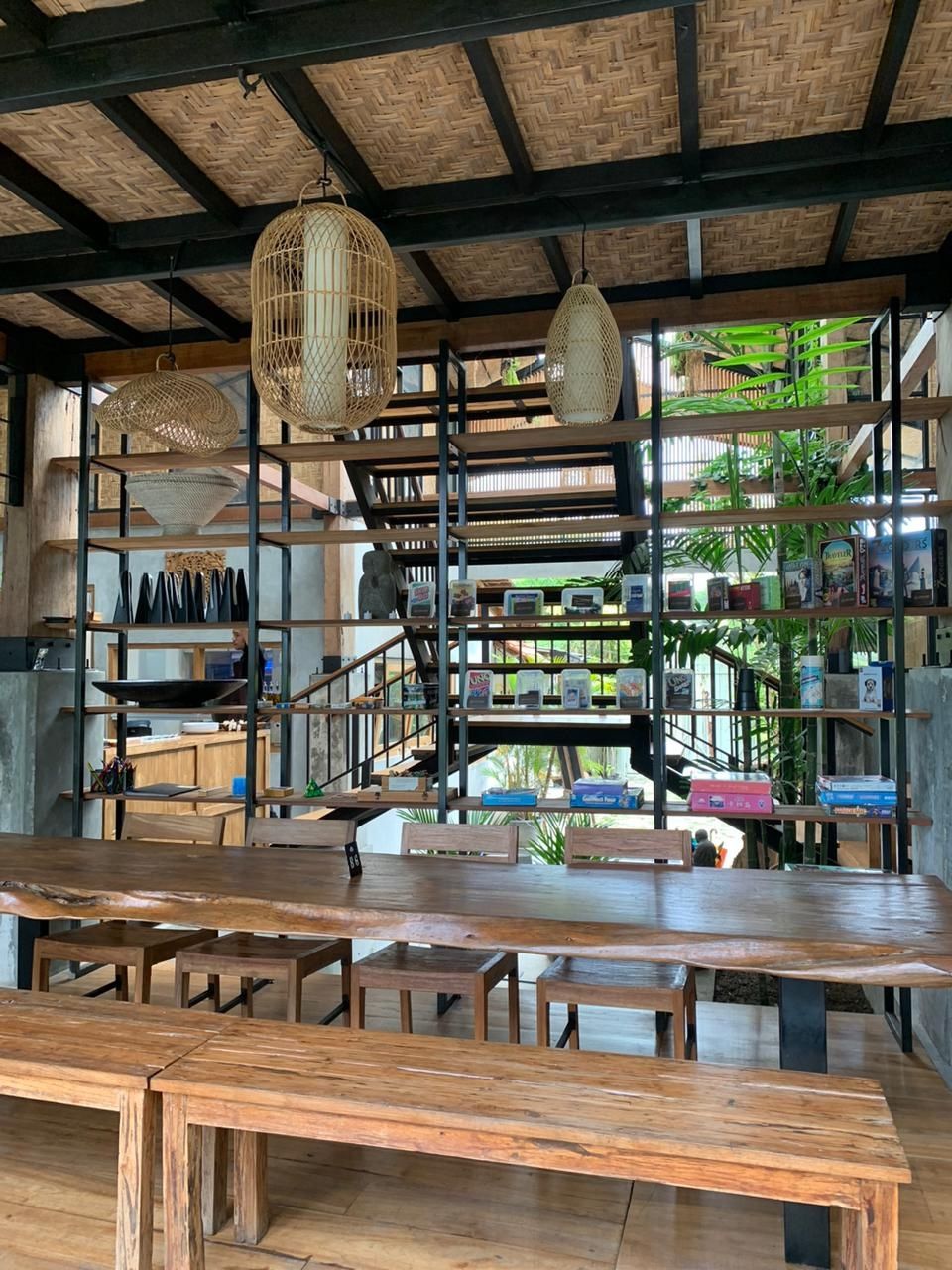 Mitos Dan Fakta Pemilihan Komponen Kayu dan Tumbuhan Desain Ruang Cafe Membuat Perasaan Nyaman dan Tenang