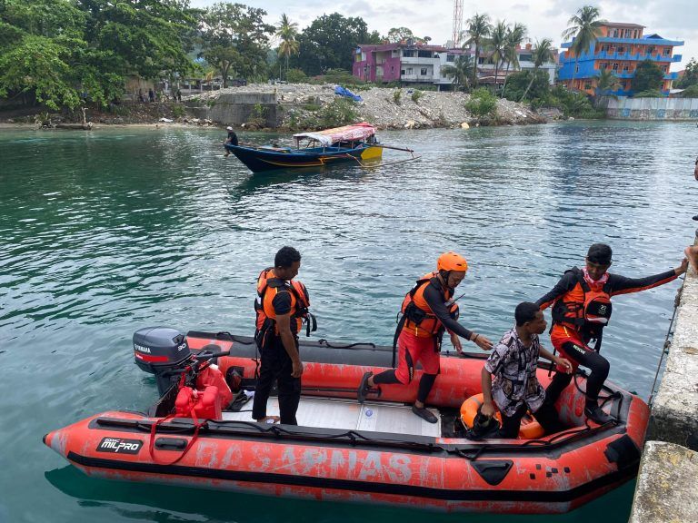 Perahu Rombongan Ibadah HUT PI ke-171 Terbalik, Puluhan Penumpang Dievakuasi Selamat