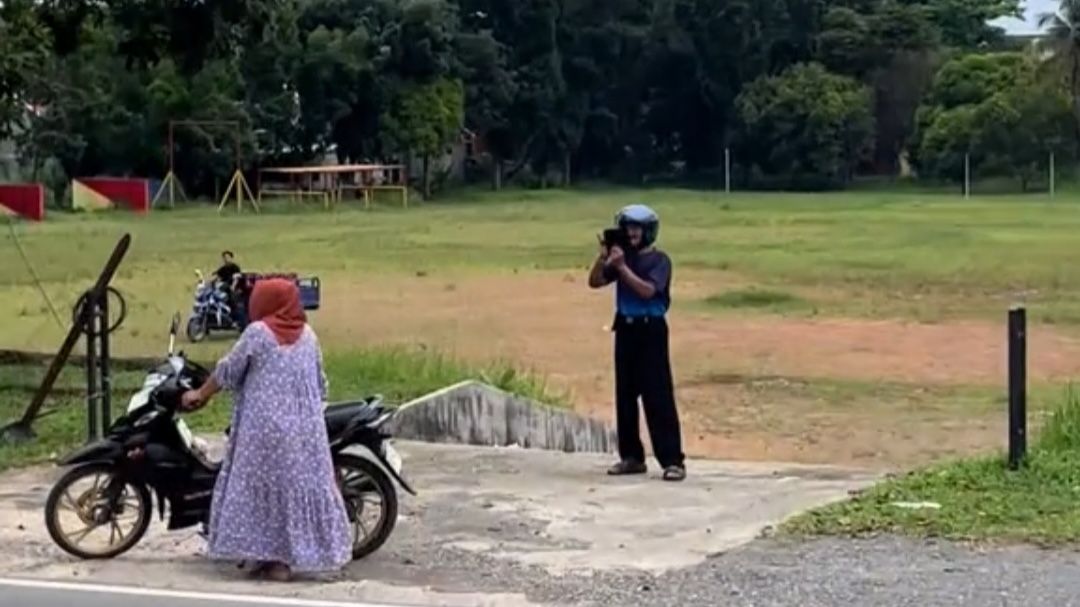 Momen Saat Bapak-bapak Ini Fotoin Istrinya di Pinggir Jalan Raya, Jadi Sorotan di Media Sosial