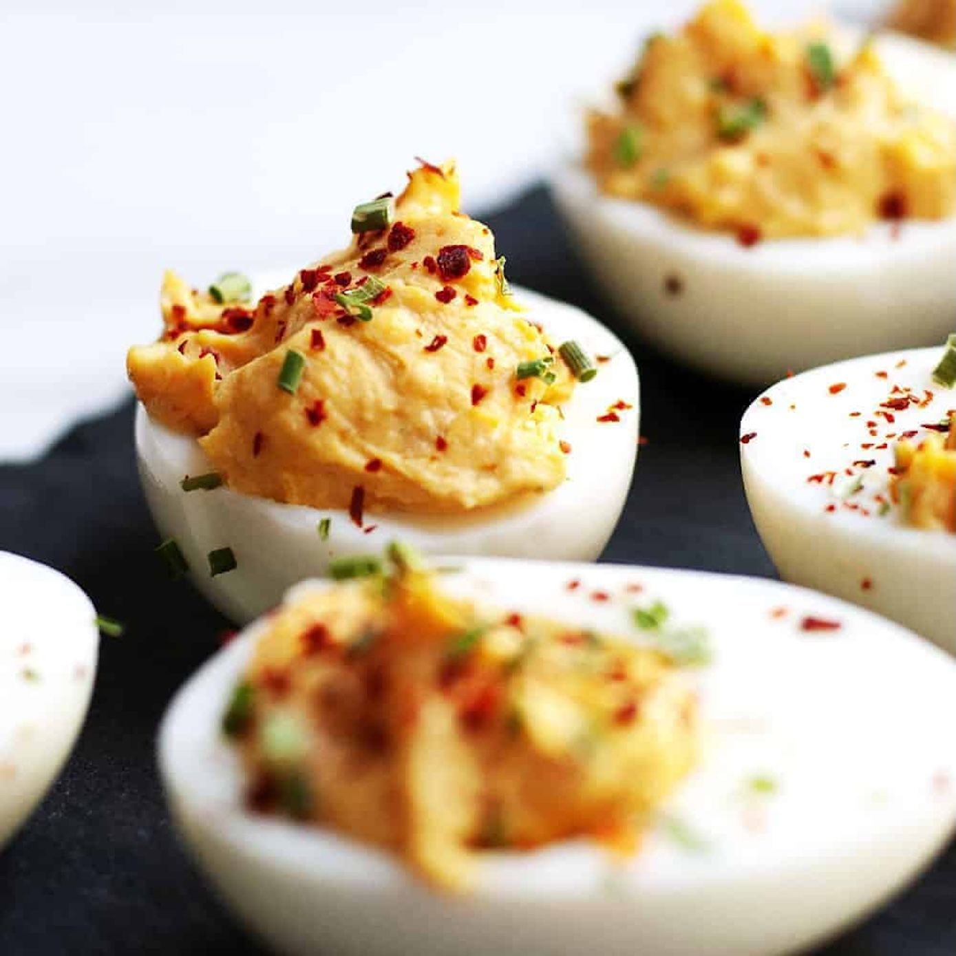 Deviled Eggs: Telur Gurih, Creamy, dan Membakar Lidah!