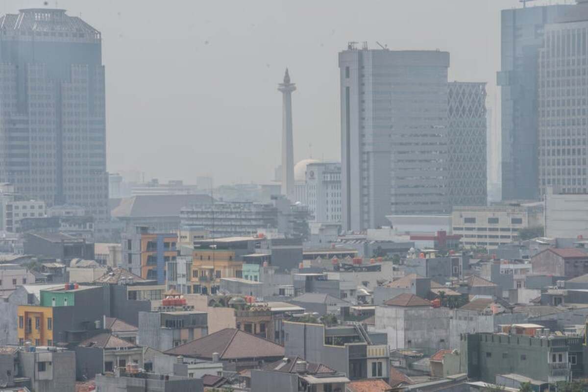 Langit Jakarta Masih Abu-Abu, Mengapa Solusi Polusi Udara Wajib Melibatkan Kawasan Penyangga Jabodetabek?