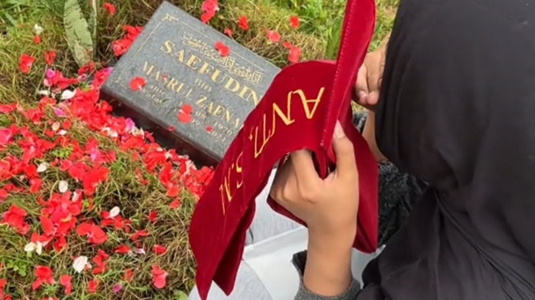 Tangis Cewek Ini Pecah di Depan Makam, Gelar Sarjana Dipersembahkan untuk Almarhum Ayahnya