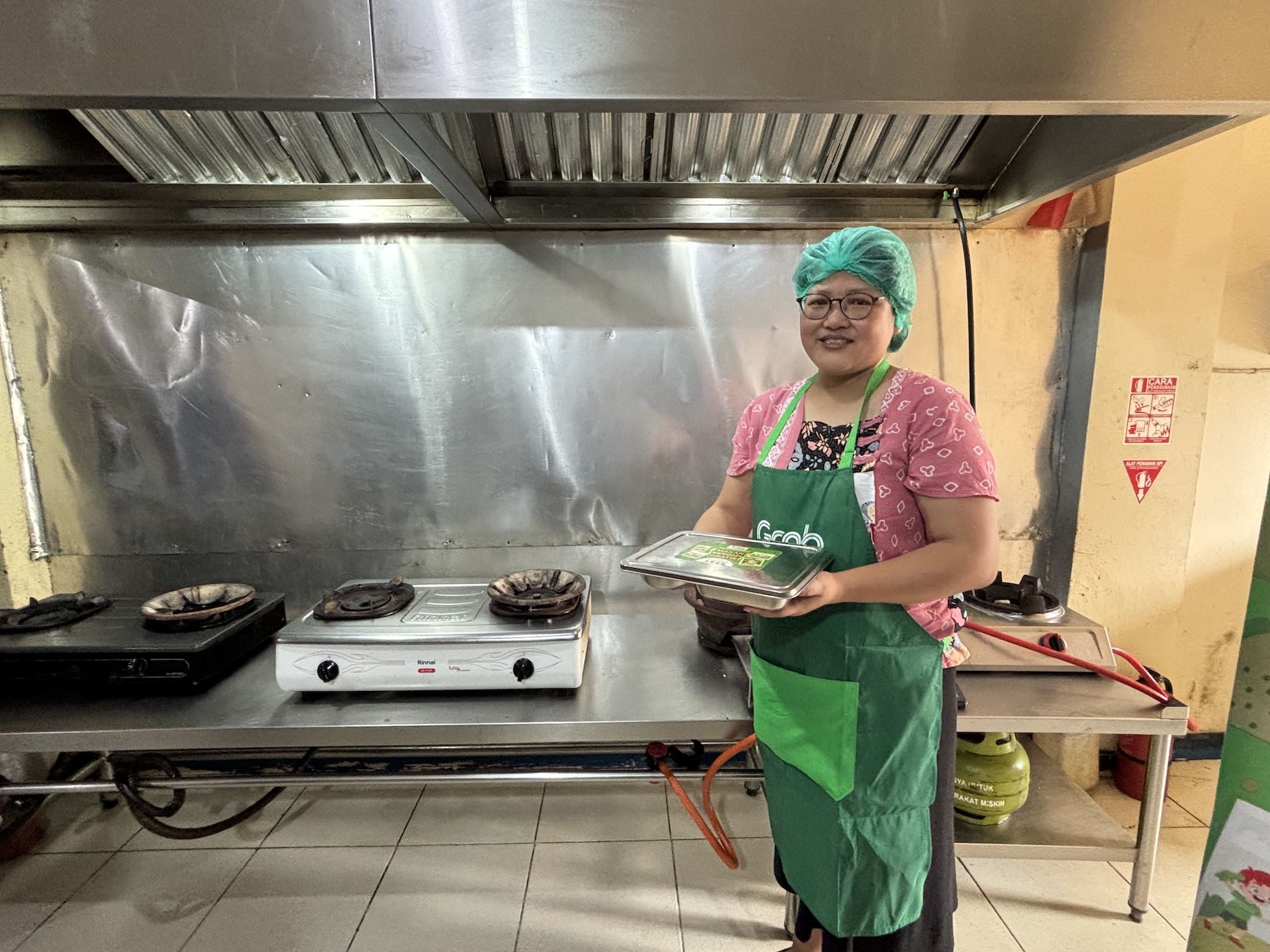 Setiap Pagi Masak Lebih dari 100 Porsi, Intip Dapur MBG untuk Anak Disabilitas di SKh Assalam