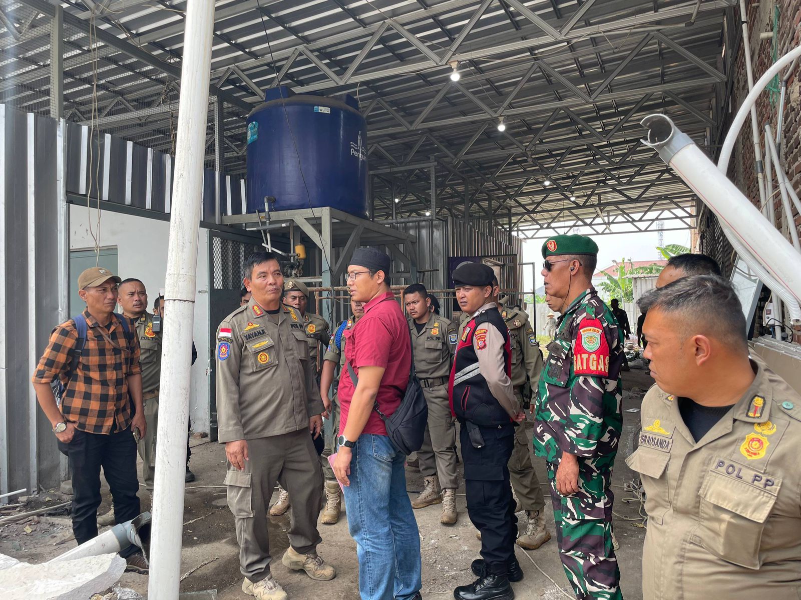 Satpol PP Kota Bandung Tertibkan Bangunan Tanpa PBG di Cijawura