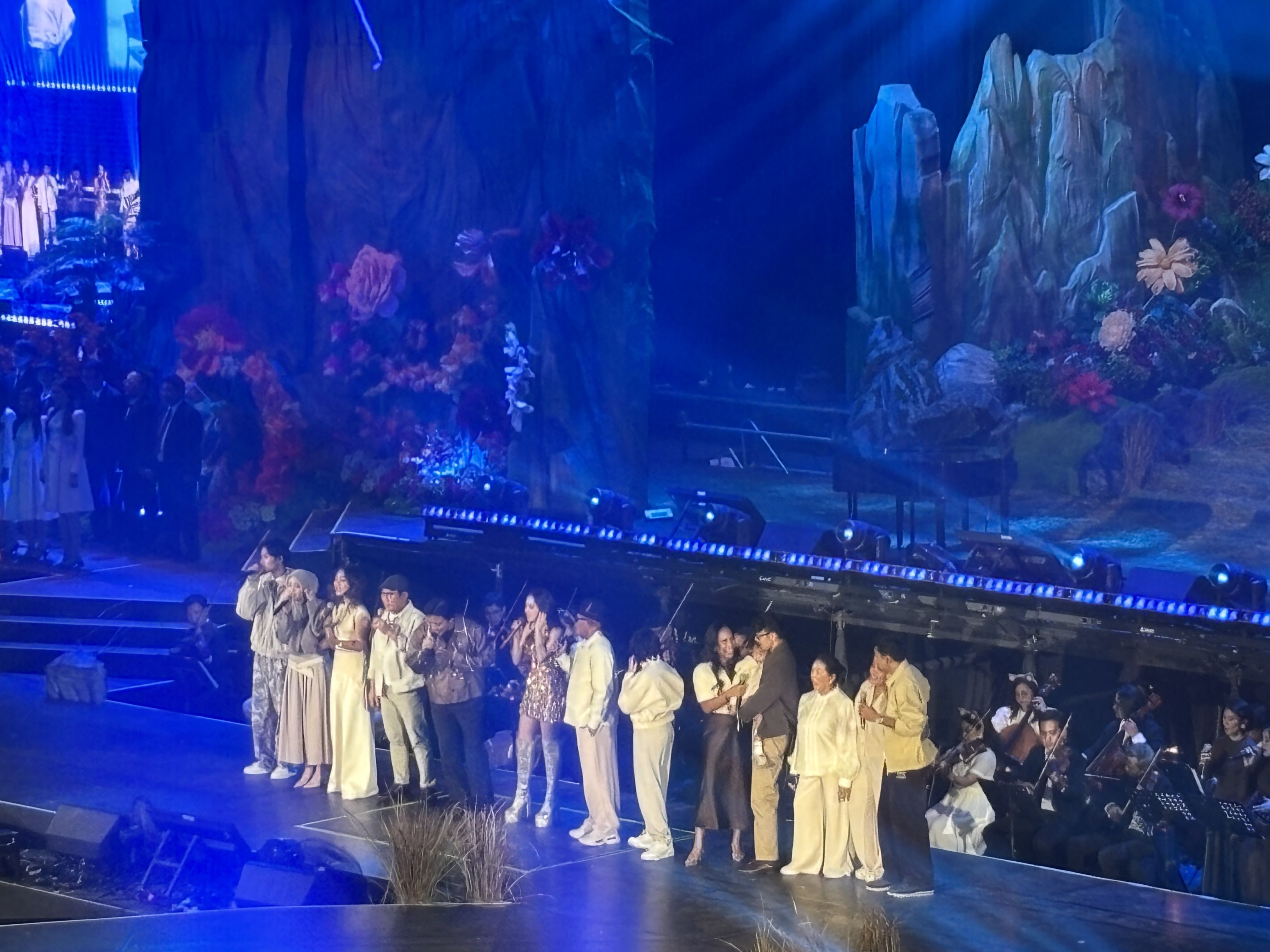Tangis Mahalini Pecah saat Bawakan Lagu Sisa Rasa dan Lihat Foto Mendiang Ibu Tampil di Latar Panggung