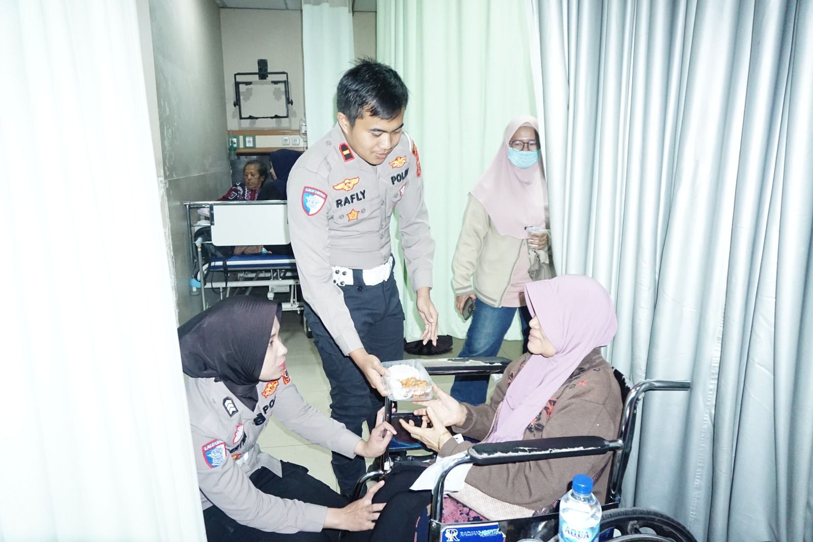 Respon Cepat Dini Hari, Kasat Lantas Purwakarta Hadirkan Layanan Kemanusiaan bagi Korban Laka Bus di Tol Cipali