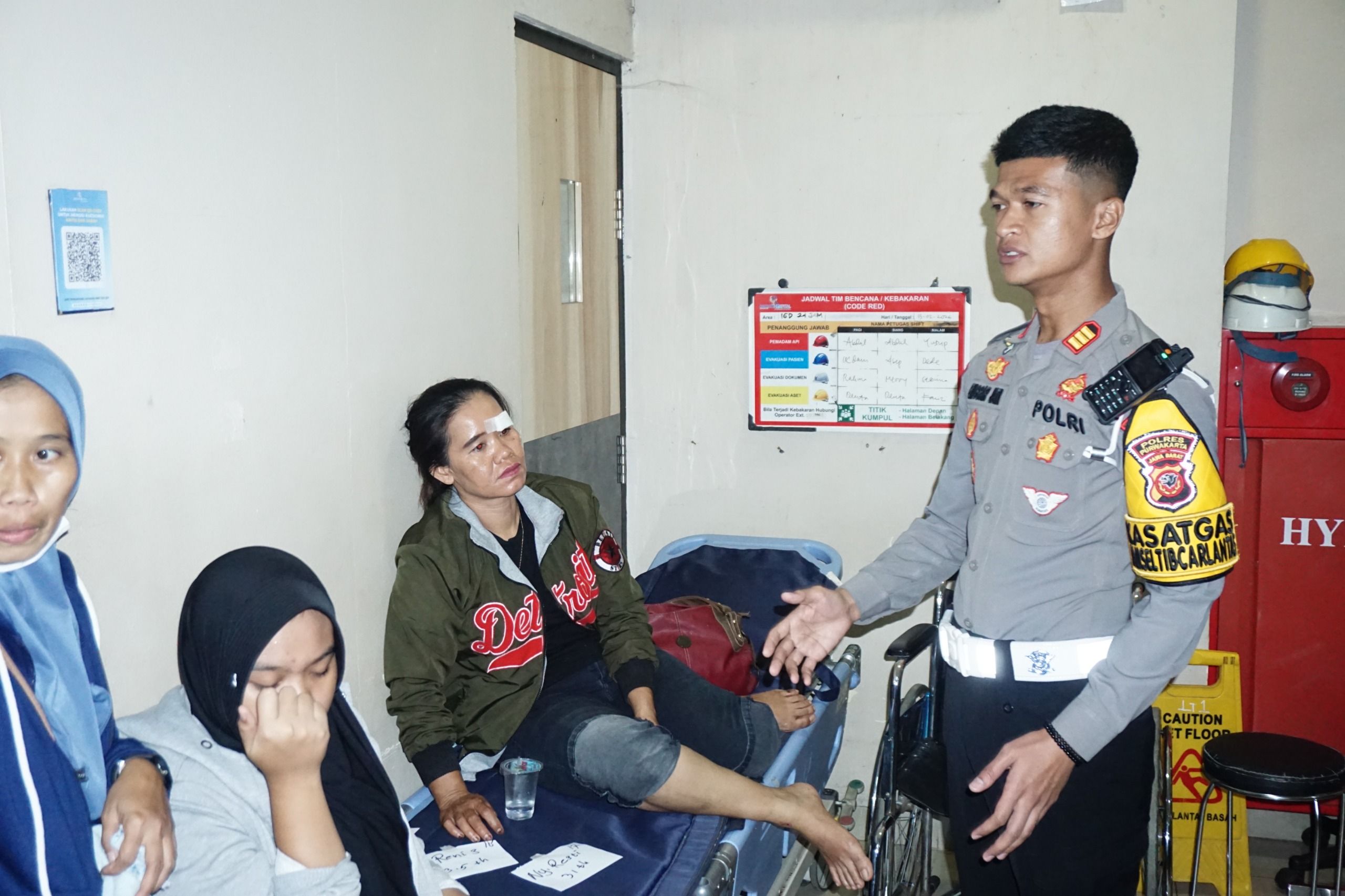 Respon Cepat Dini Hari, Kasat Lantas Purwakarta Hadirkan Layanan Kemanusiaan bagi Korban Laka Bus di Tol Cipali