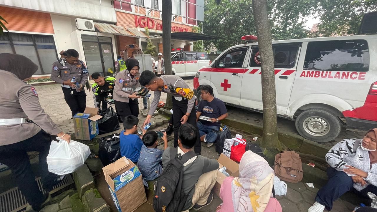 Respon Cepat Dini Hari, Kasat Lantas Purwakarta Hadirkan Layanan Kemanusiaan bagi Korban Laka Bus di Tol Cipali