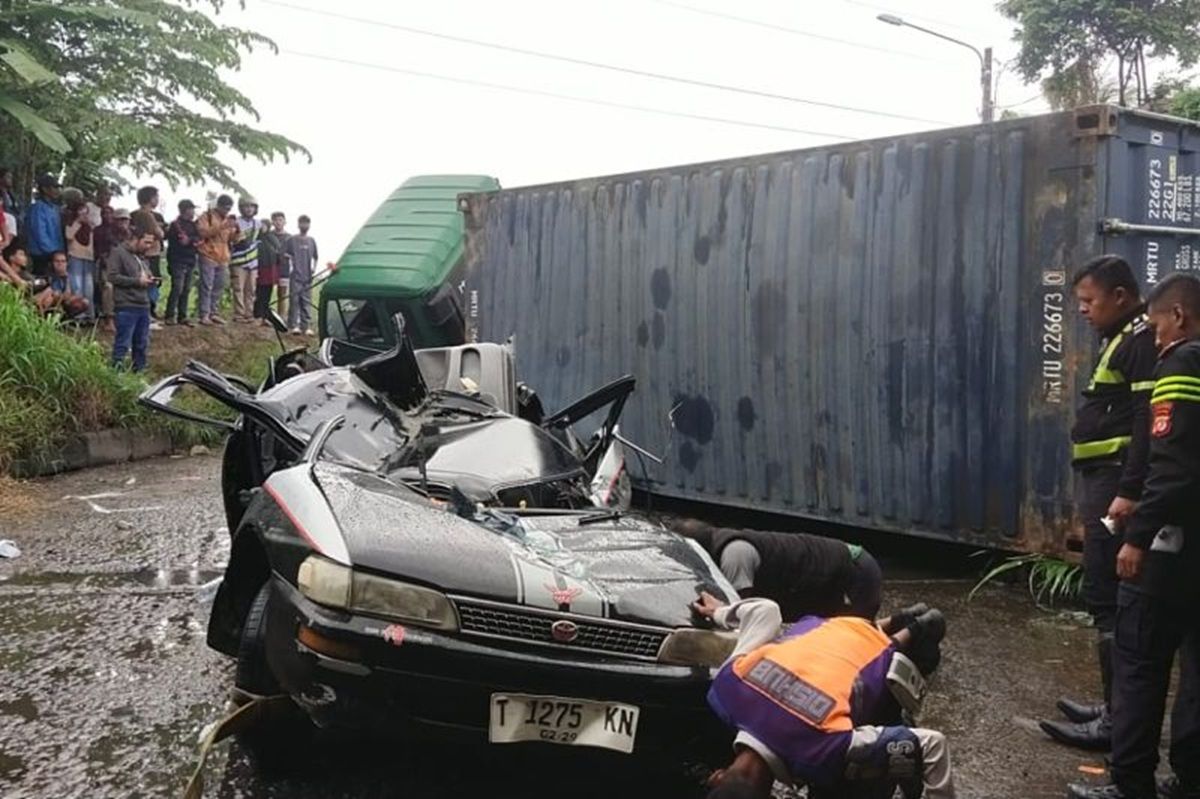 Truk Kontainer Terguling Timpa Sedan di Karawang, Tiga Orang Tewas