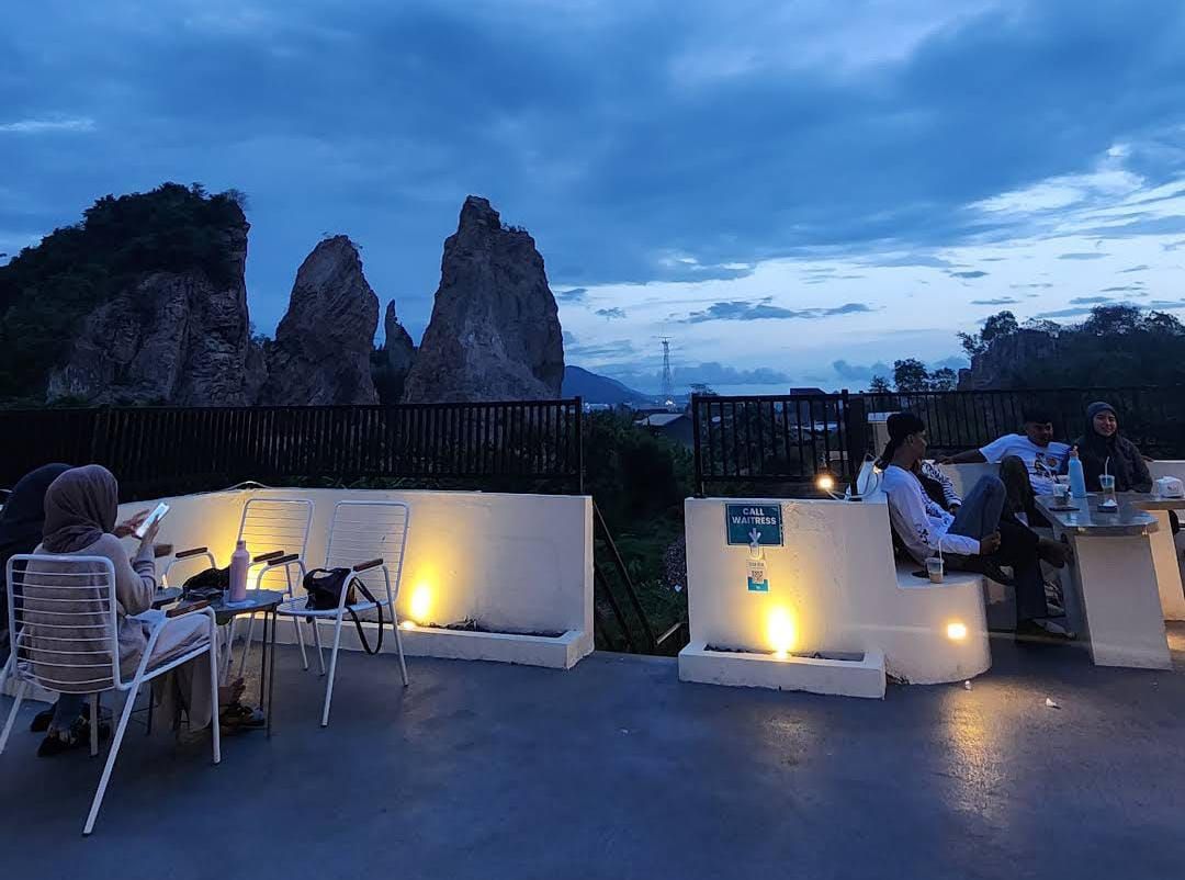 Rekomendasi Cafe Rooftop Hits di Bandar Lampung dengan View Terbaik