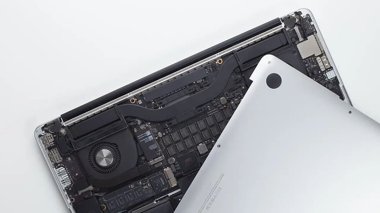 Pertolongan Pertama Laptop Kena Air Banjir: Jangan Langsung Dinyalakan!