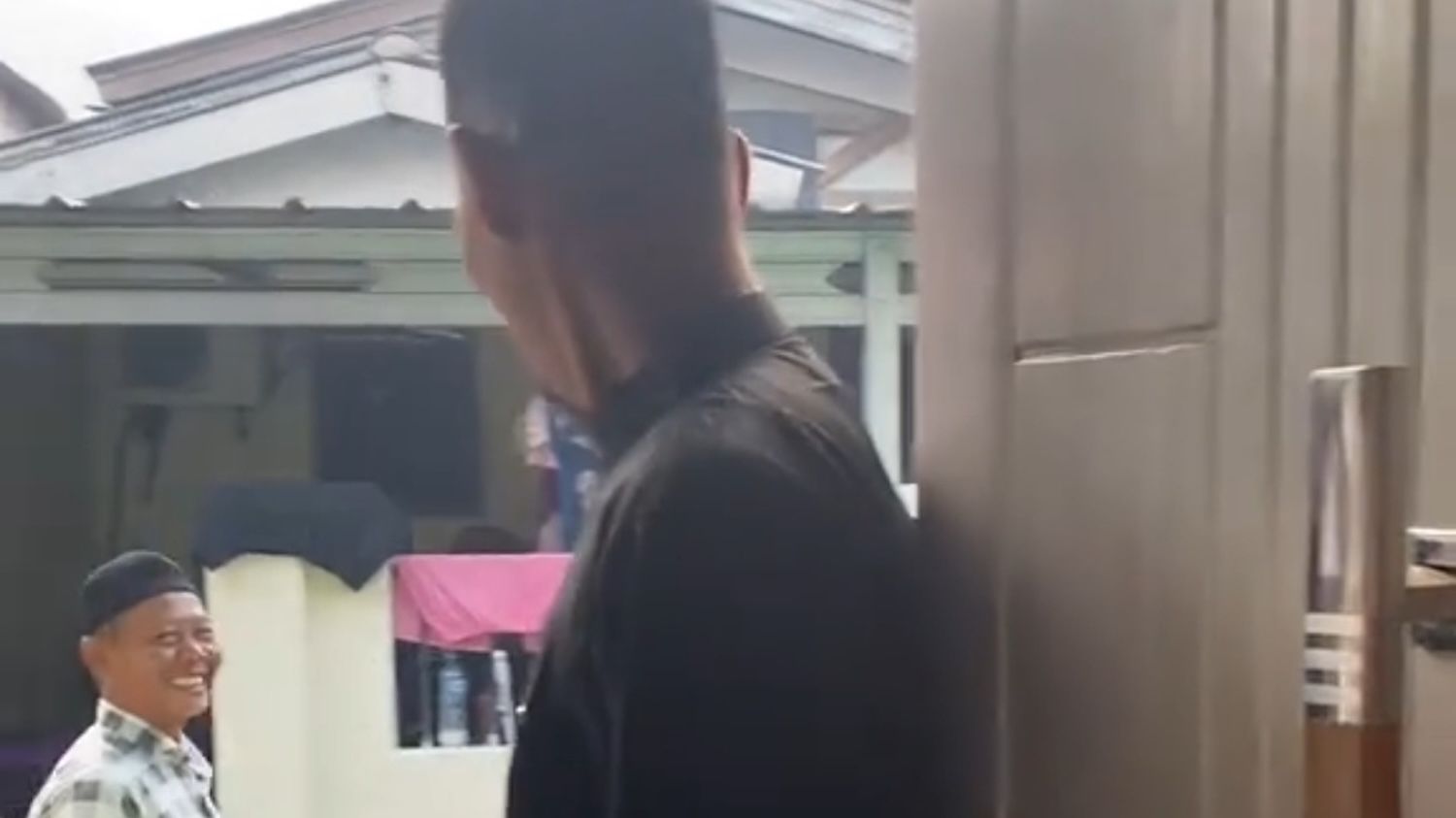Aksi Kocak Seorang Ayah Bikin Warga Sekitar Geleng-geleng, Baju Lebaran Baru Langsung Dipamerkan