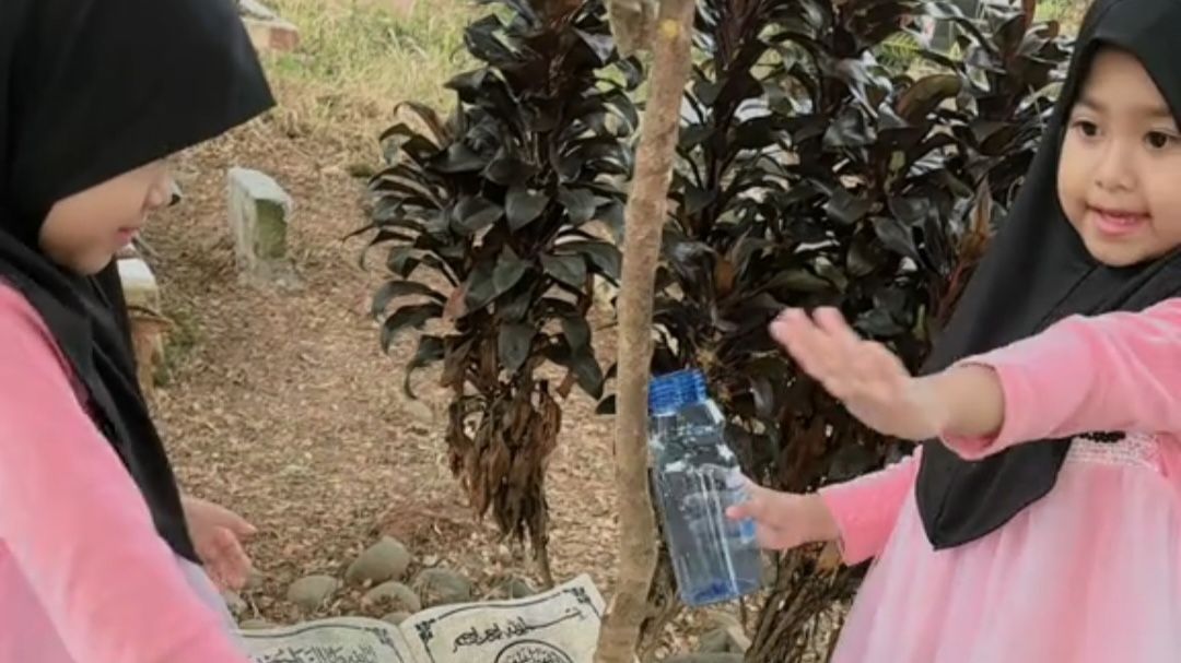 Sedang Ziarah ke Makam Nenek, Anak Kembar Perempuan Ini Sempat Lihat Teteh Meski Tidak Ada Orang