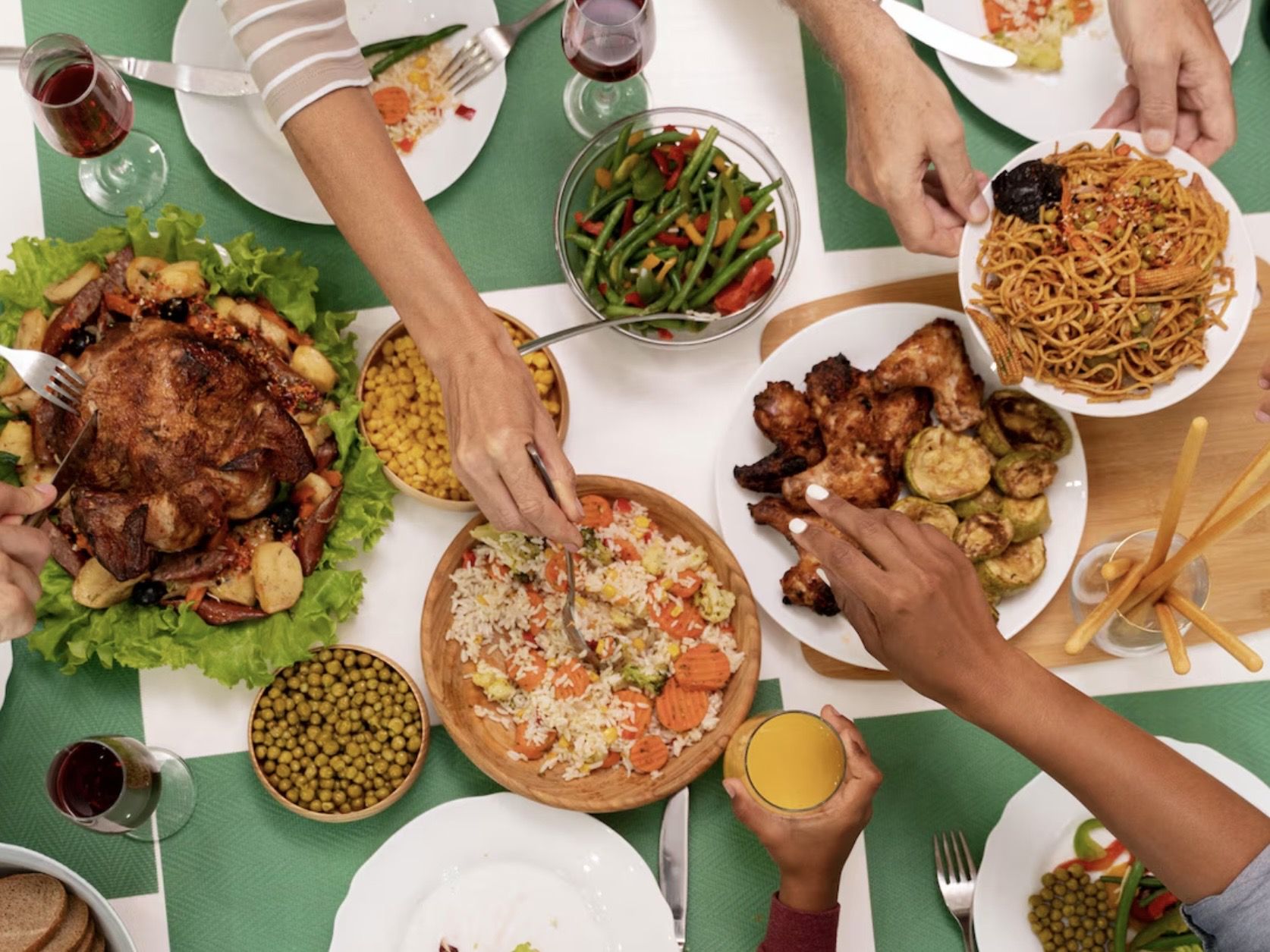 7 Ide Menu Bukber Potluck yang Bikin Ngumpul Makin Seru dan Nggak Ribet