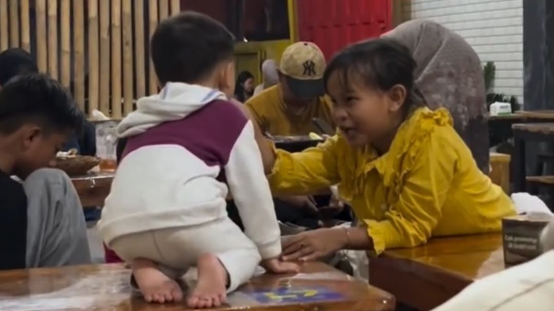 Momen Hangat Anak Kecil Ini Main dengan Anak Lain di Tempat Makan, Saat Mereka Pulang Ia Nangis Tak Siap Berpisah