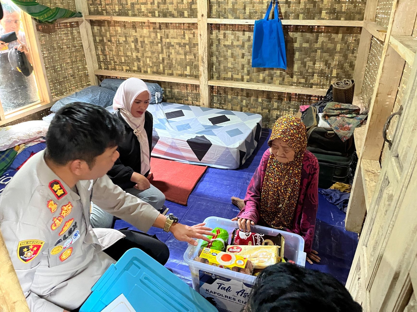 Polres Cianjur Bangun Rutilahu untuk Nenek Encih di Cianjur, Bukti “Polisi Hadir untuk Masyarakat”