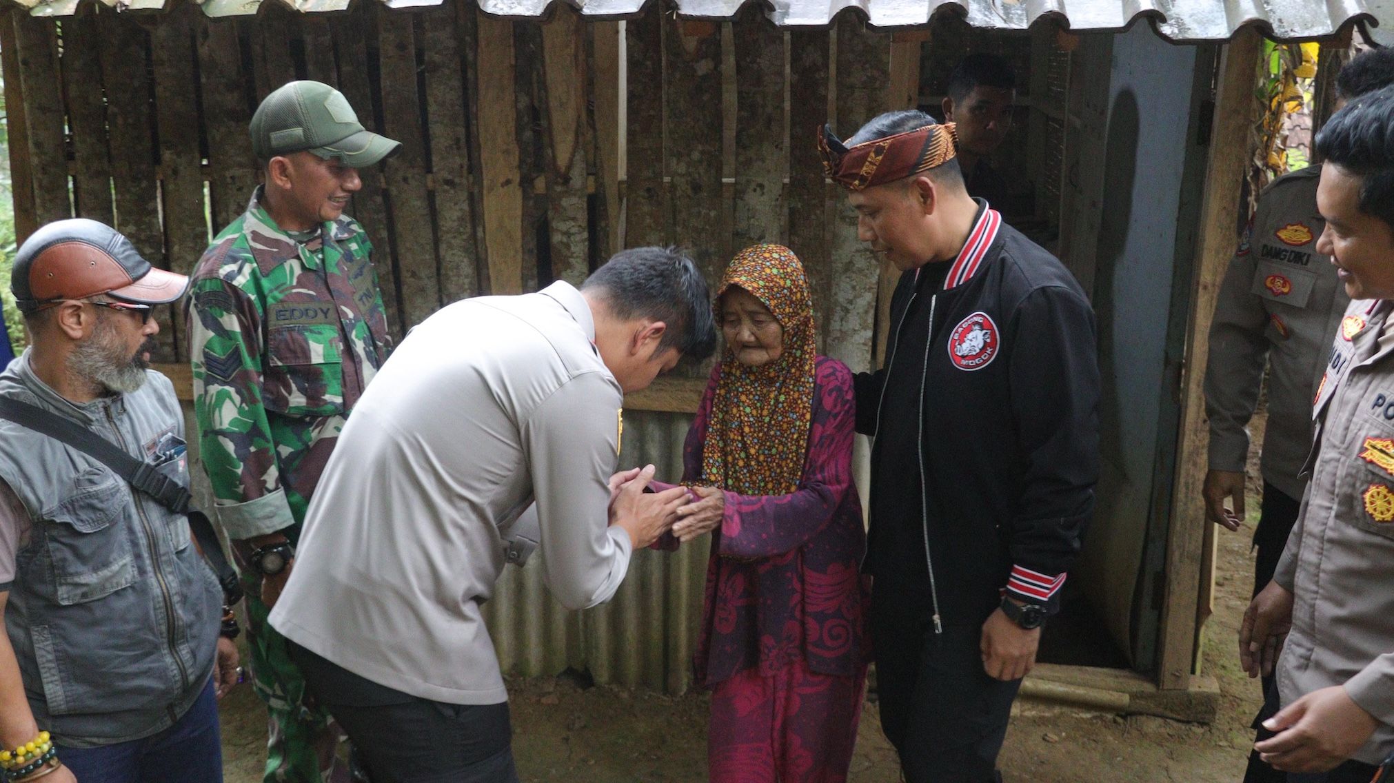 Polres Cianjur Bangun Rutilahu untuk Nenek Encih di Cianjur, Bukti “Polisi Hadir untuk Masyarakat”