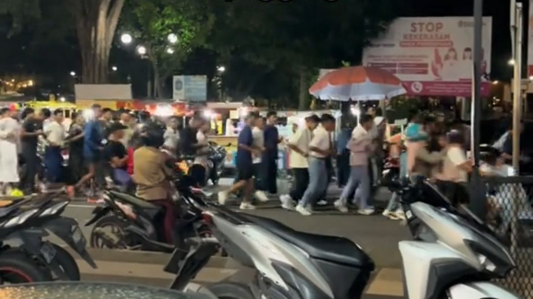 Momen Unik Usai Salat Tarawih, Sejumlah Laki-laki Ini Pilih Joging di Malam Hari dan Jadi Sorotan