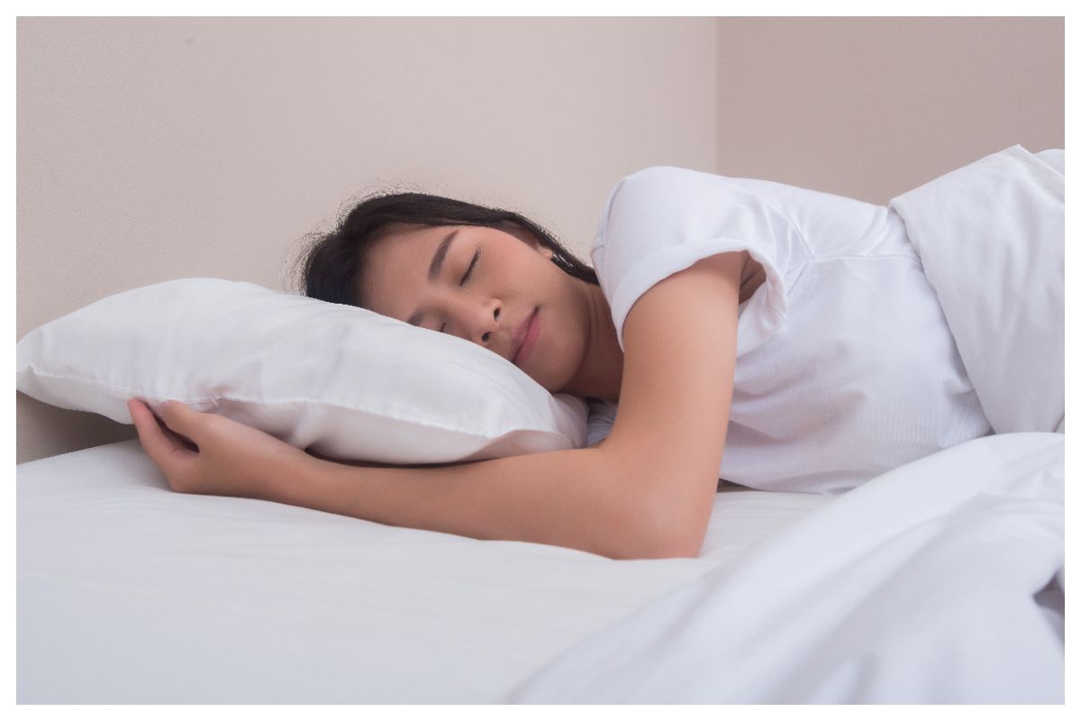 Tidur Pakai Bra Bikin Payudara Cepat Kendur? Ini Fakta Sebenarnya!