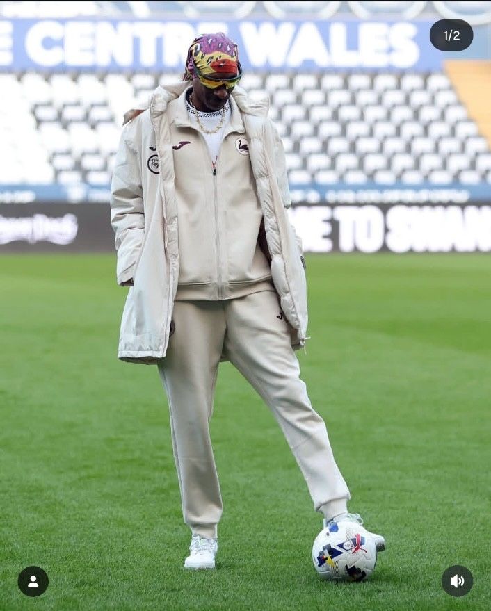 Snoop Dogg Disambut Meriah di Klub Inggris, Dropped Ilmu di Ruang Ganti