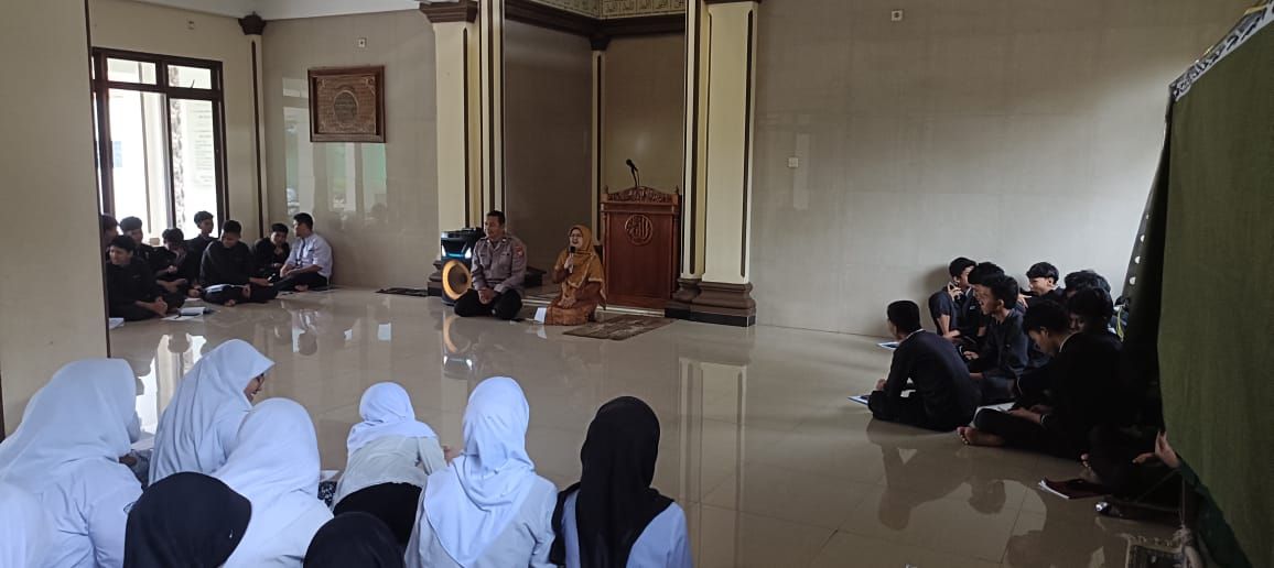 Sentuh Generasi Muda di Bulan Suci, Binmas Polsek Jatiluhur Isi Pesantren Ramadhan di SMAN Jatiluhur