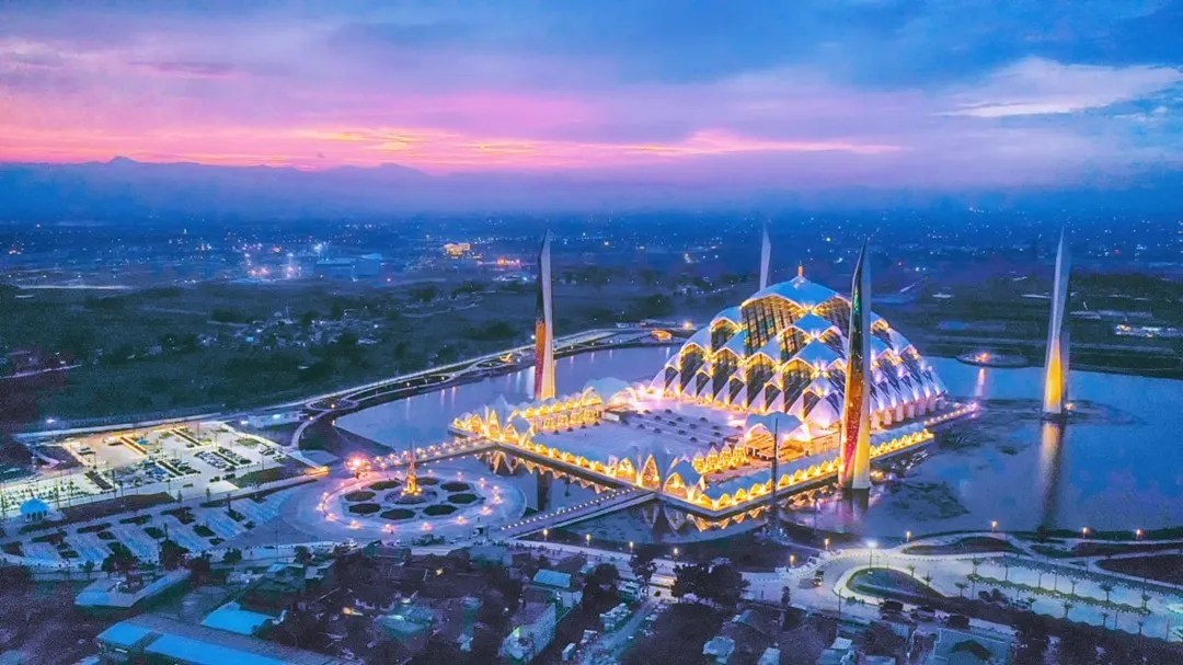 Jelajahi 5 Masjid Berarsitektur Khas di Jawa Barat untuk Mengisi Ramadan