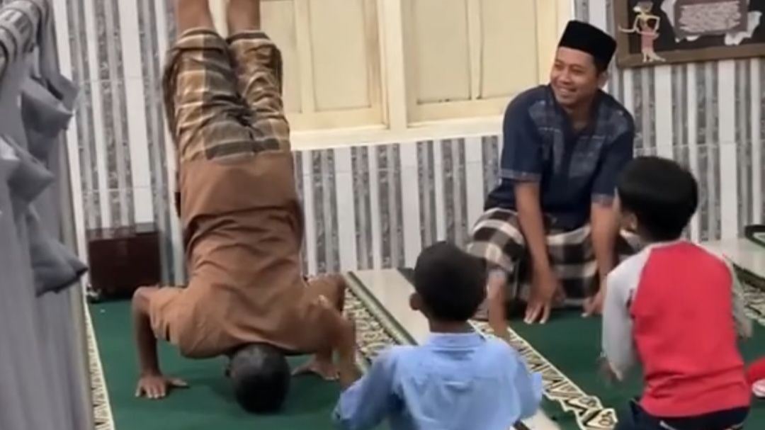 Aksi Tak Terduga Seusai Salat Tarawih, Bapak dan Bocil Gen Alpha Unjuk Gaya di Halaman Masjid