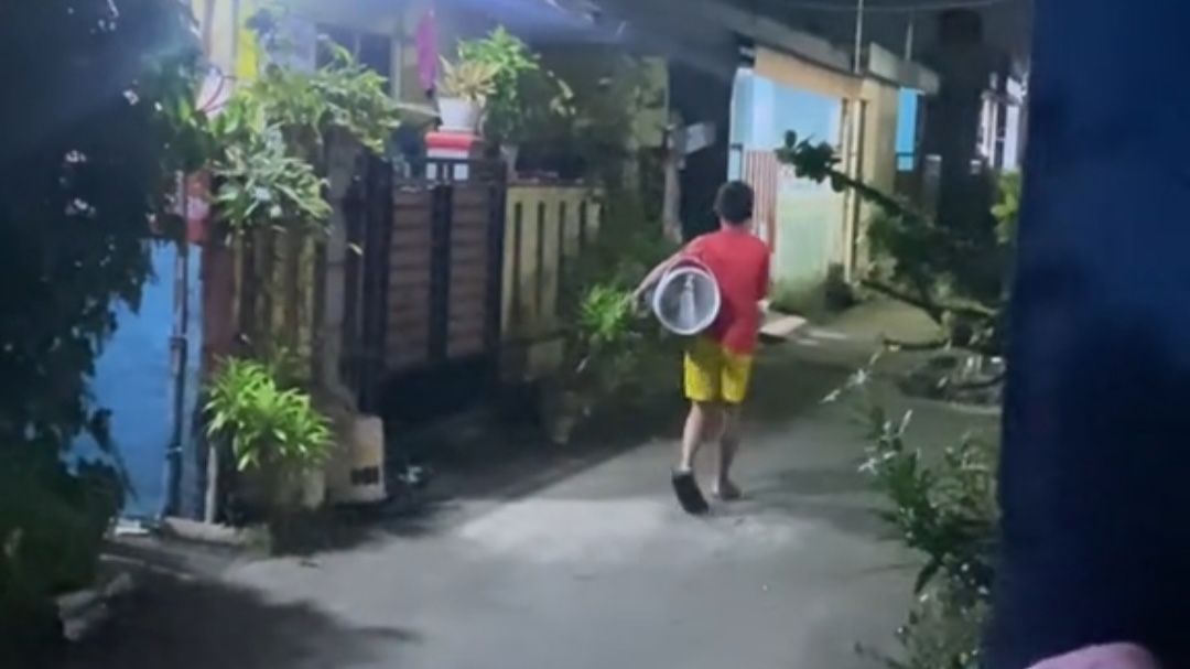 Anak Kecil Ini Tetap Bangunin Sahur Sendirian di Kompleksnya karena Diduga Tidak Baca Grup WhatsApp