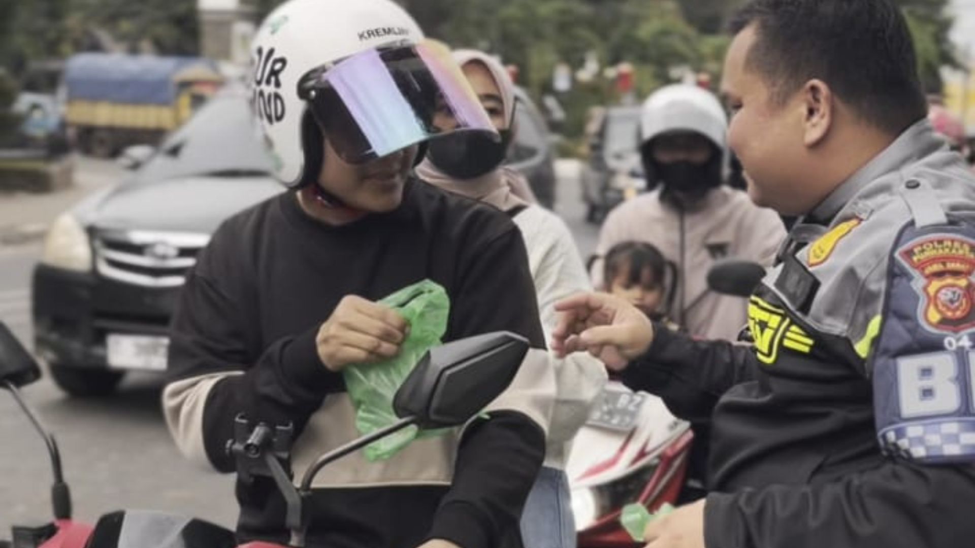 Polri Yang Humanis, BM Satlantas Polres Purwakarta Bagikan Takjil Ke Masyarakat
