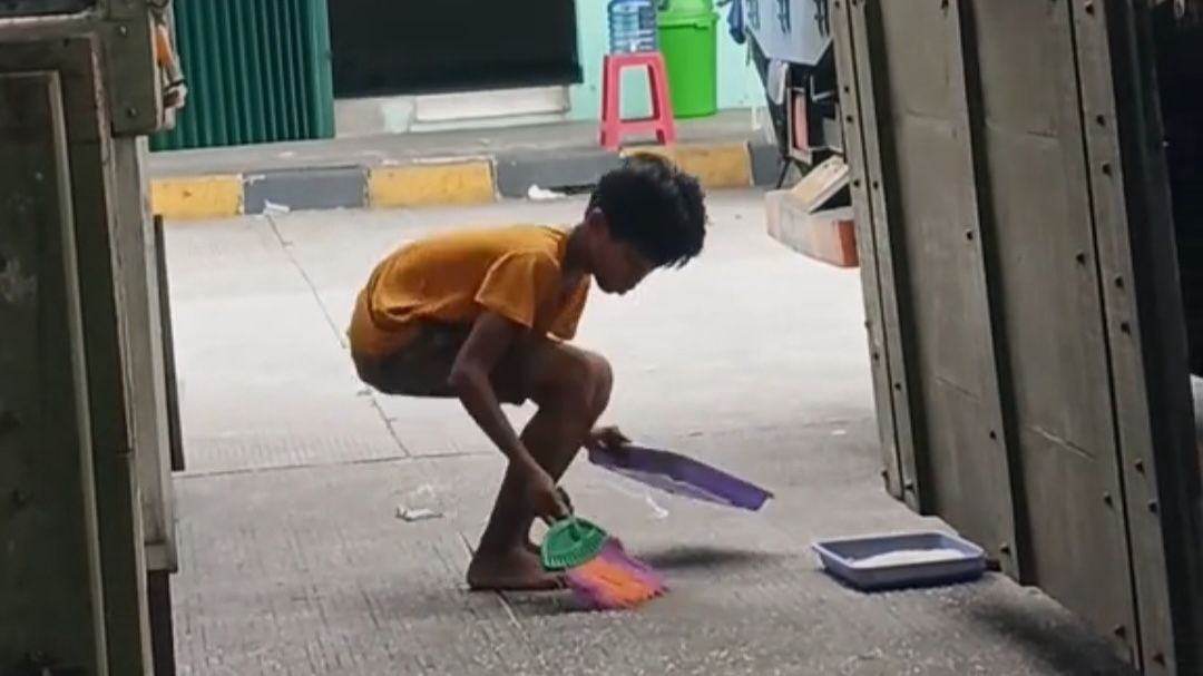 Bikin Haru, Bocah Ini Sapu Beras Jatuh di Jalan untuk Sesuap Nasi