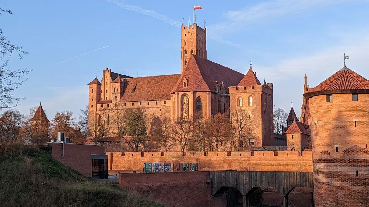 Markas Ksatria Teutonik: Menjelajahi Malbork, Kastil Bata Terbesar di Dunia!