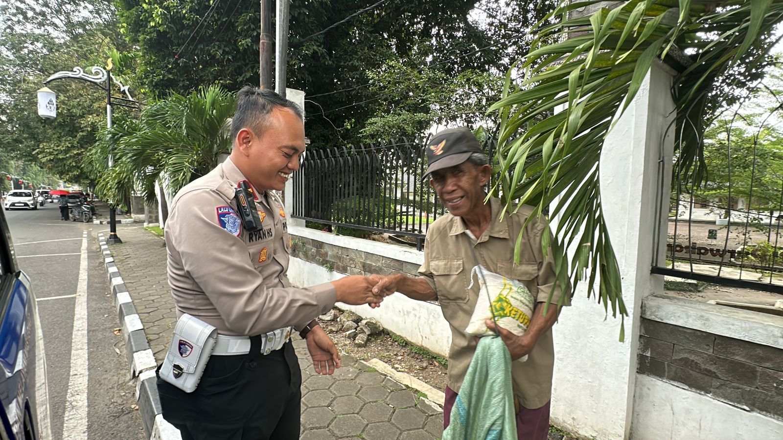Di Sela Patroli, Satlantas Polres Purwakarta Berbagi Beras untuk Masyarakat Membutuhkan