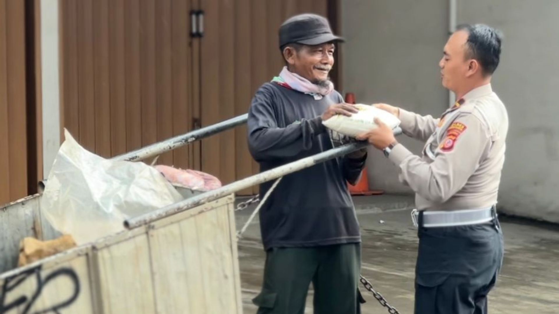 Di Sela Patroli, Satlantas Polres Purwakarta Berbagi Beras untuk Masyarakat Membutuhkan