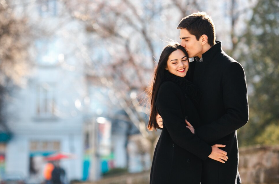 15 Lagu Barat Romantis Super Bucin, Bikin Hati Meleleh!