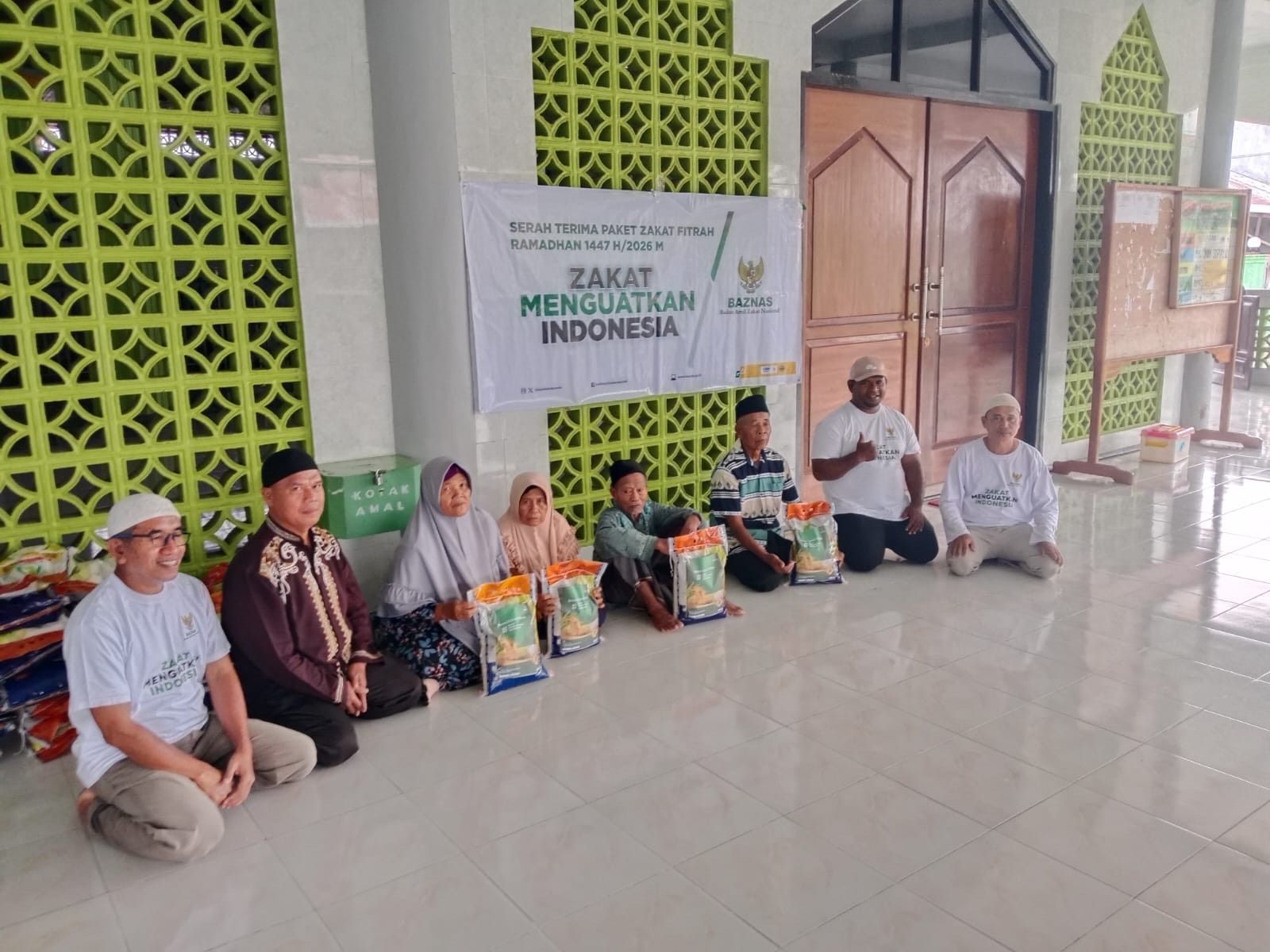 BAZNAS SBB Salurkan Zakat Fitrah di Desa Kamal dan Waihatu, Bantu Santri Yatim dan Lansia