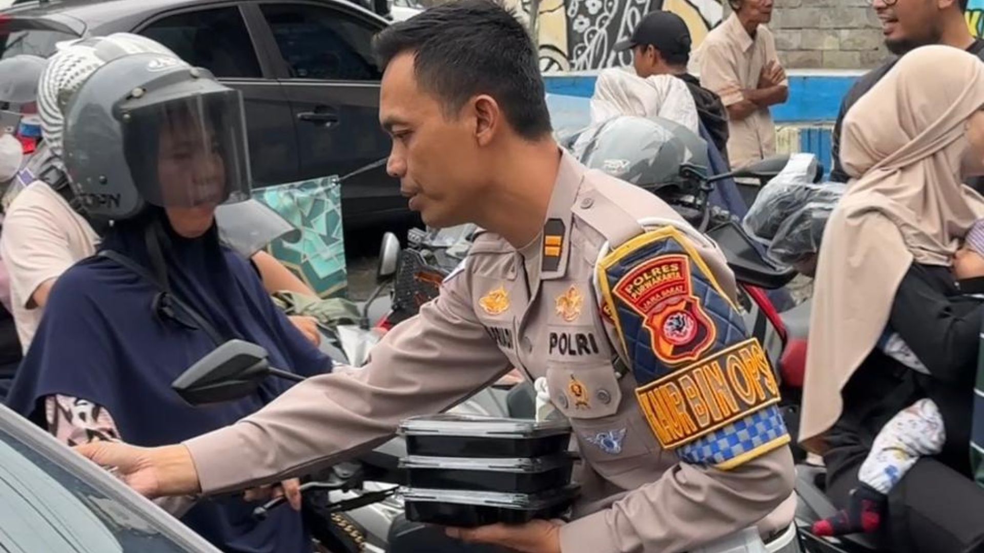 Kolaborasi MBCI Purwakarta dan Satlantas Polres Purwakarta Berbagi Takjil kepada Pengguna Jalan