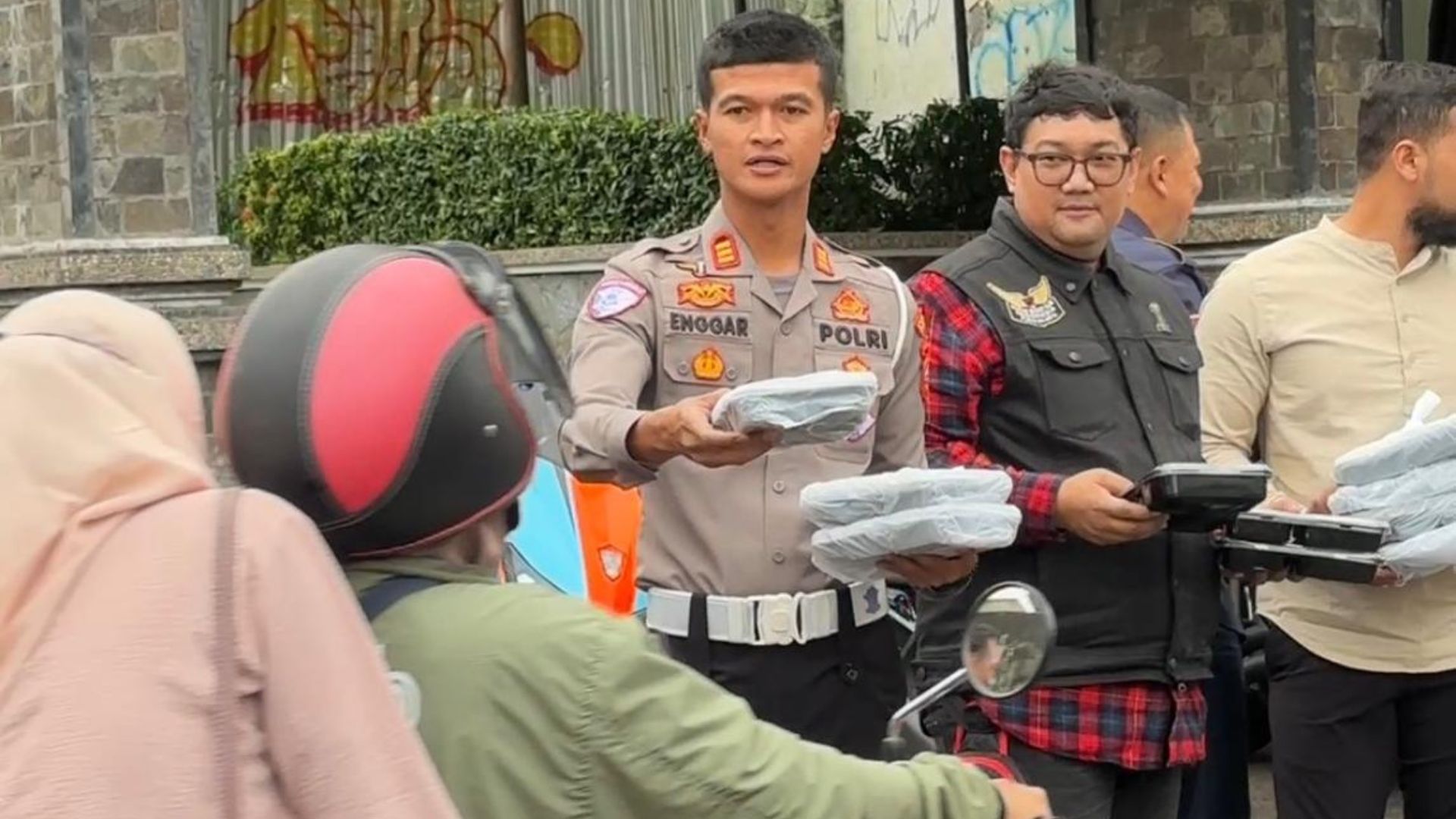 Kolaborasi MBCI Purwakarta dan Satlantas Polres Purwakarta Berbagi Takjil kepada Pengguna Jalan