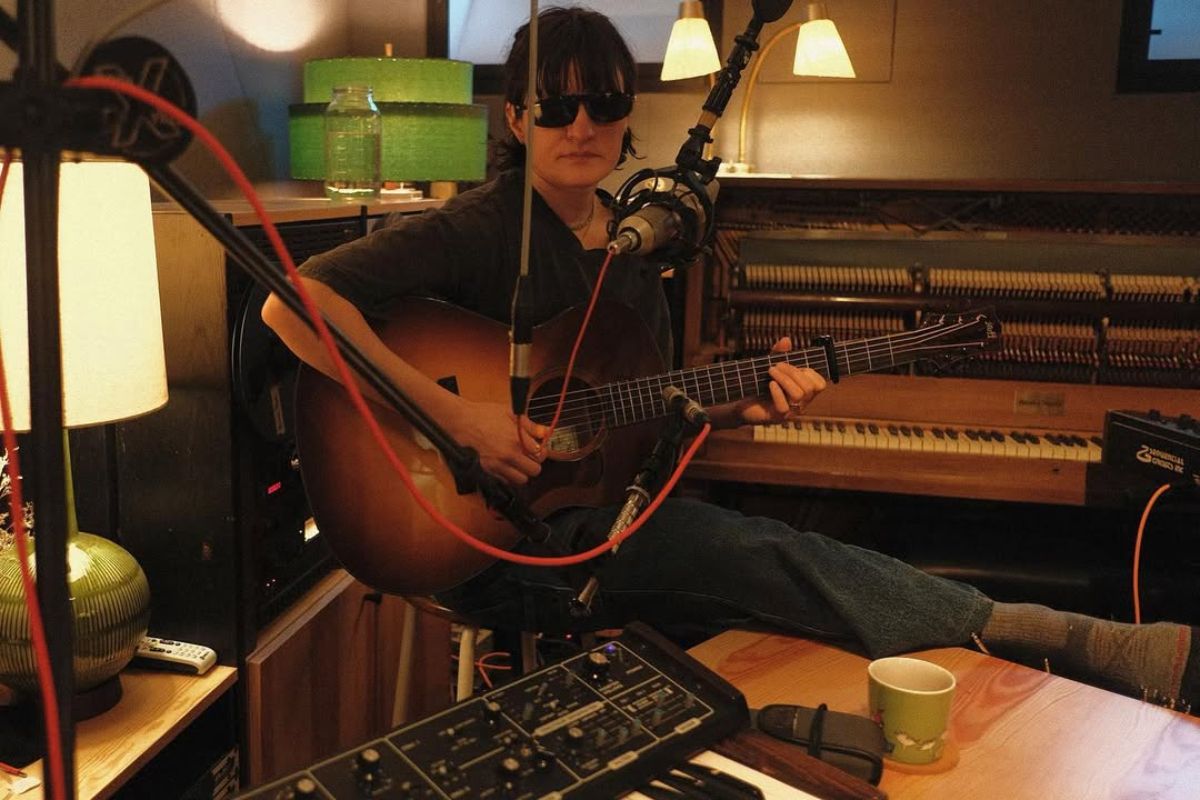Makna Lagu Not a Lot, Just Forever dari Adrianne Lenker Soal Kisah Cinta yang Rumit
