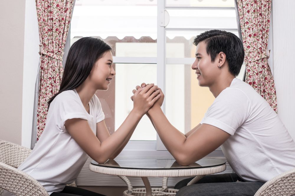 10 Tips Menjaga Keharmonisan Hubungan Beda Usia, Wajib Tahu!