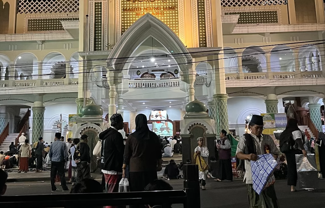 Gerimis Tak Surutkan Jamaah, Ribuan Warga Padati Salat Malam 27 Ramadan