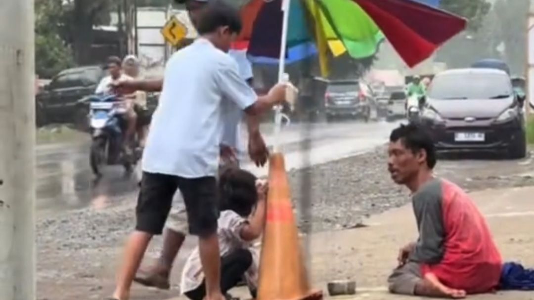 Momen Sederhana Saat Hujan, Adik Kakak Ini Bantu Bapak yang Payungnya Terbalik