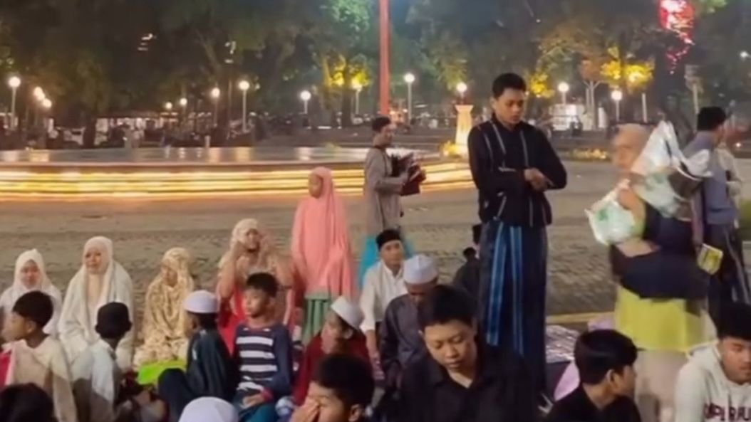 Suasana Salat Witir di Alun-alun Malang Ricuh, Petasan Meledak dan Diduga Terjadi Pencopetan