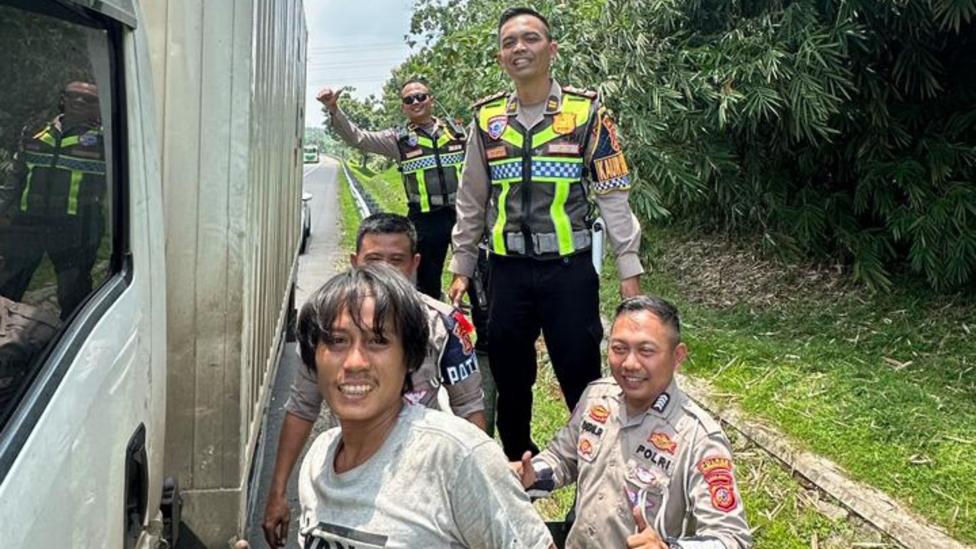 Personel Satlantas Polres Purwakarta Bantu Kendaraan Logistik Pecah Ban di KM 80.200