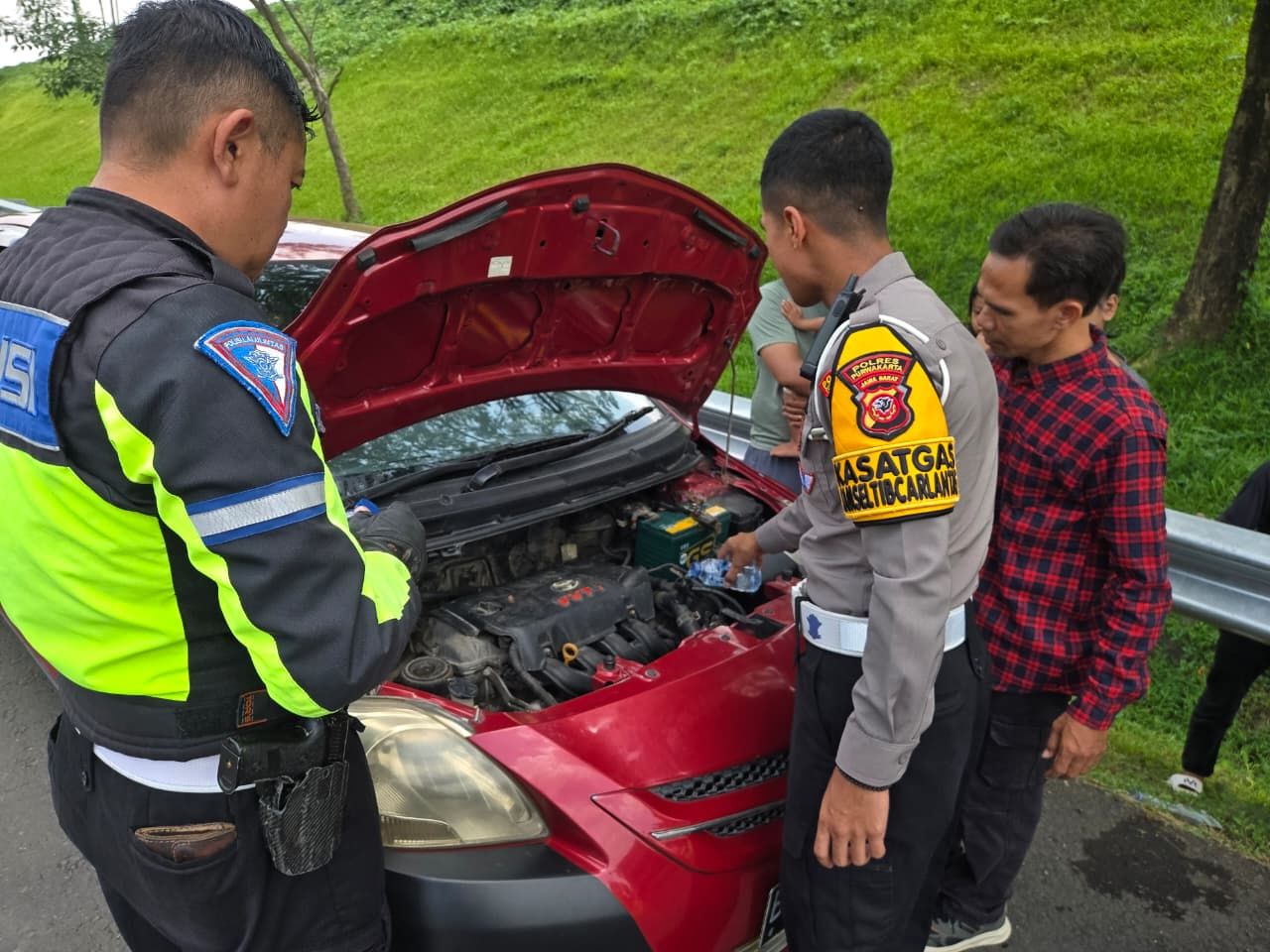 Kasat Lantas Polres Purwakarta Bantu Pemudik Alami Overheat di KM 76 Tol Cipali
